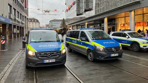 Polizeiautos stehen auf der Unteren Königsstraße und blockieren sicherheitshalber eine Zufahrt in die Innenstadt – und damit auch die Tram-Schienen. 