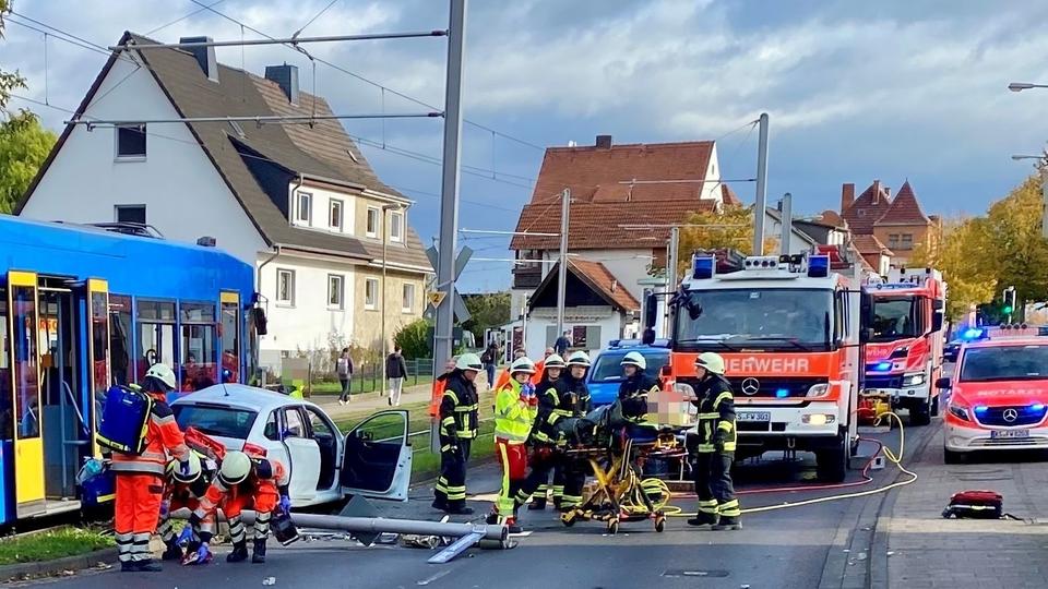 Die Feuerwehr ist nach einem Unfall zwischen einem Auto und einer Straßenbahn im Einsatz