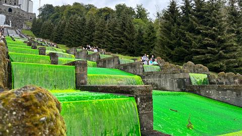 Klimaaktivisten färbten das Wasser im Kasseler Bergpark grün.