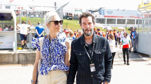 Keanu Reeves Hand in Hand mit seiner Ehefrau Alexandra Grant.