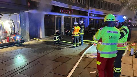 Feuerwehr-Einsatzkräfte bei Kellerbrand in Kassel