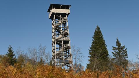 Der Kellerwaldturm steht im Kellerwald auf dem 675 Meter hohen Wuestegarten. 