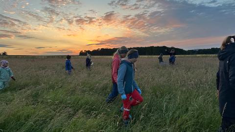 Kids for Kitz: Kinder der Stellbergschule in Homberg/Efze (Schwalm-Eder) retten im Rahmen der Umwelt-AG Rehkitze vor dem sicheren Mähdrescher-Tod.