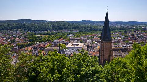 Die Lutherische Pfarrkirche mit dem markanten, schiefen Turm. Davor liegt der "Stadtbalkon" von Marburg.