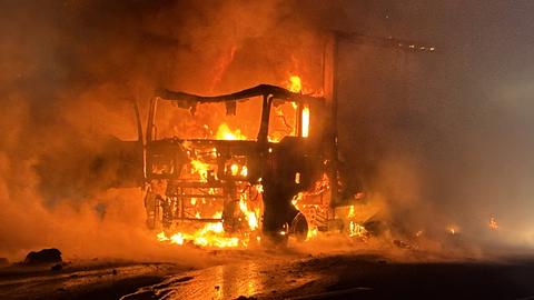 Brennendes Lkw-Führerhaus (Gerippe), lodernde Flammen