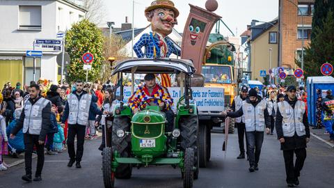 Die Zugwagen beim Fastnachtsumzug "Klaa Paris" im Frankfurter Stadtteil Heddernheim wurden von Sicherheitskräften begleitet.