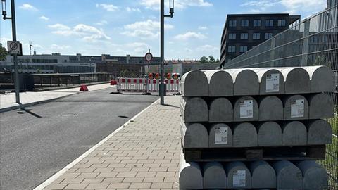 Abgesperrte Walter-Spiller-Brücke in Offenbach