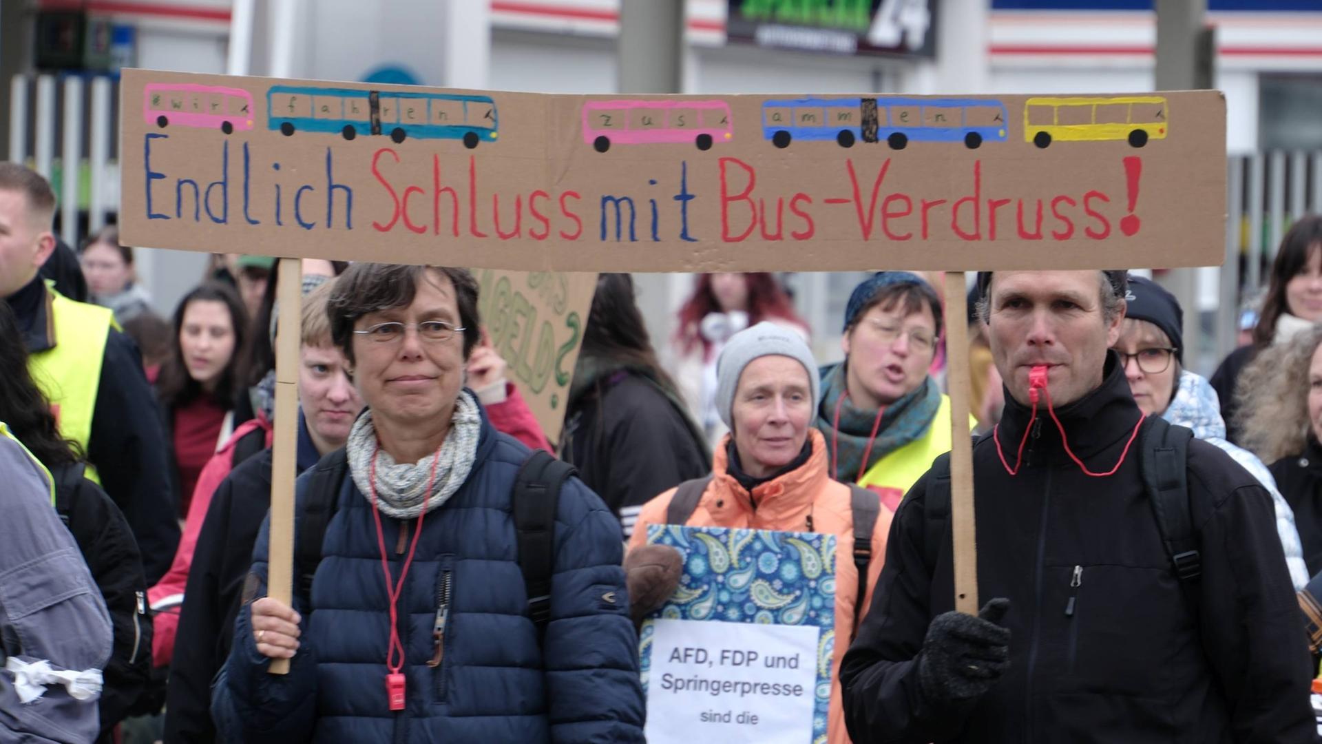 Fridays For Future Demonstriert Mit Verdi Für Ausbau Des Nahverkehrs ...