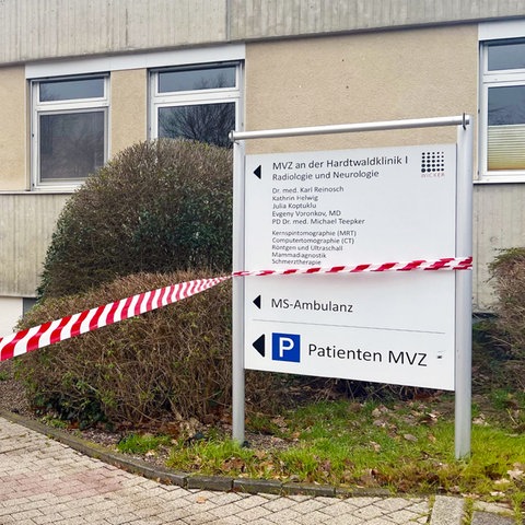 Der Eingang zum MVZ der Hardtwaldklinik. Davor ein rot-weißes Flatterband.