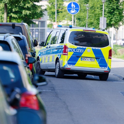 Polizeiwagen in Wohngebiet in Köln Kalk