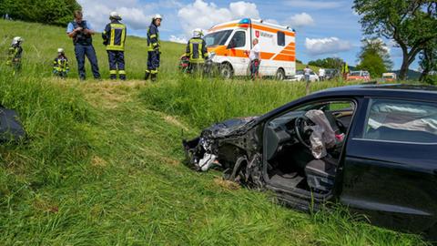 Einer der Unfallwagen auf der L3176 bei Nüsttal im Kreis Fulda. 