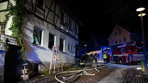 Die Wohnung im Erdgeschoss des Fachwerkhauses in Korbach stand laut Feuerwehr in Vollbrand. 