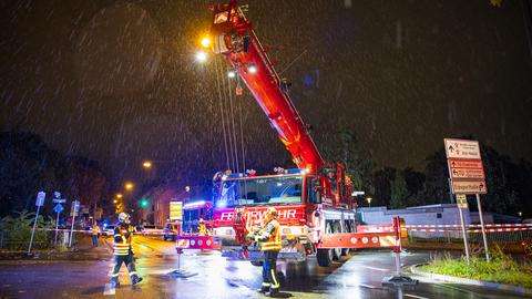 Zur Bergung des Autos hat die Feuerwehr eigens einen Kran an den Unfallort gebracht.