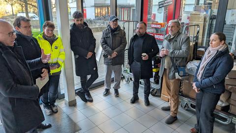 Oberbürgermeister Benz und GWH-Geschäftsstellenleiter Back im Gespräch mit Mieterinnen und Mietern. 