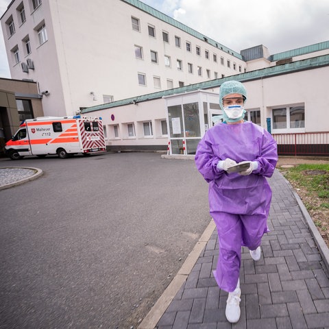 Eine Ärztin vor der Kreisklinik in Groß-Gerau