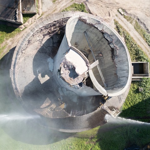 Ein Kühlturm des Kohlekraftwerks Staudinger in Großkrotzenburg wurde abgerisssen und sackte in sich zusammen - Blick per Drohne von oben auf die Ruine