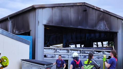 Eine Lagerhalle - dabei ein ausgebranntes Tor