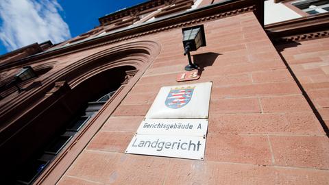 Eingangsportal des Landgerichts Darmstadt