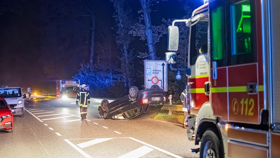 Verunglücktes Auto auf dem Dach, Einsatzkräfte