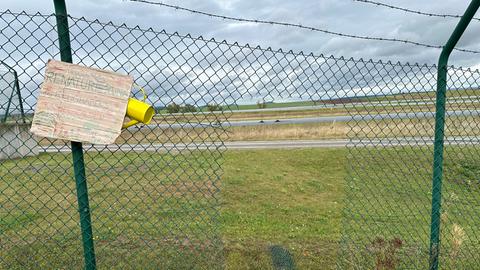 Letzte Generation pflanzt Bäume auf Start- und Landebahn vom Airport Kassel