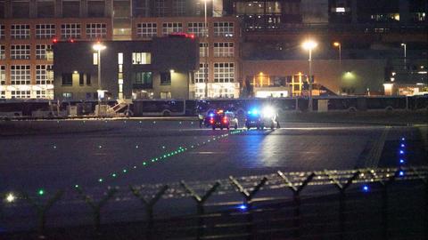 Polizeieinsatz nach Klebeprotest am Frankfurter Flughafen