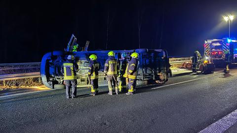 Ein Lieferwagen liegt umgekippt auf der Fahrbahn