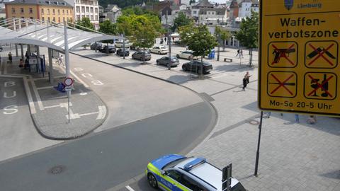 Blick auf Waffenverbotszone am Limburger Bahnhofsvorplatz