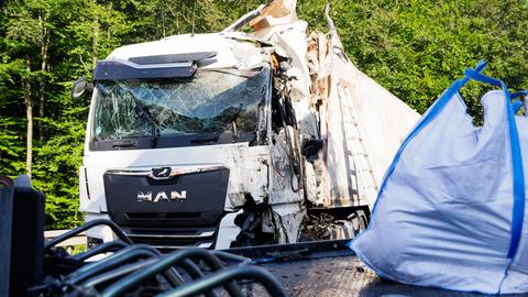 Der Lkw wurde mit einem Kran und Luftkissen aufgestellt. 