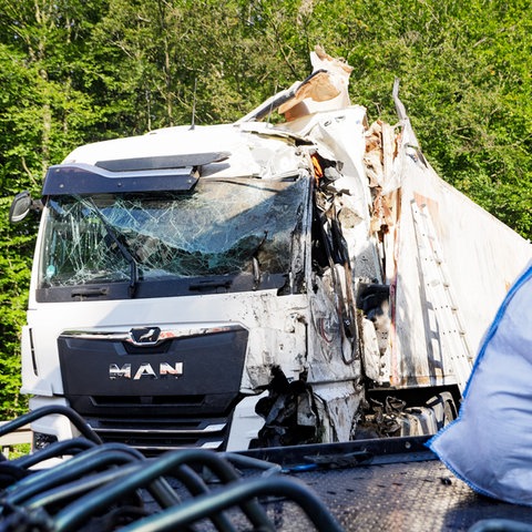 Der Lkw wurde mit einem Kran und Luftkissen aufgestellt. 