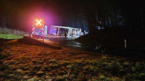 Lkw liegt in dunkler Nacht auf Verbindungsteil der A44. Stelle ist abgesichert. 