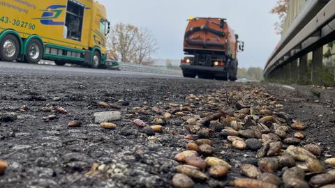 Die Fahrbahn wird durch Spezialfahrzeuge gereinigt.