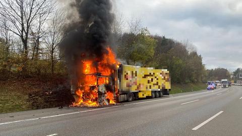 Brennende Zugmaschine auf Autobahn-Standstreifen