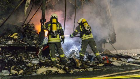 Feuerwehrkräfte löschen Lkw