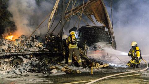 Feuerwehrkräfte löschen Lkw