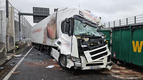 Weißer Lkw steht demoliert auf Autobahn