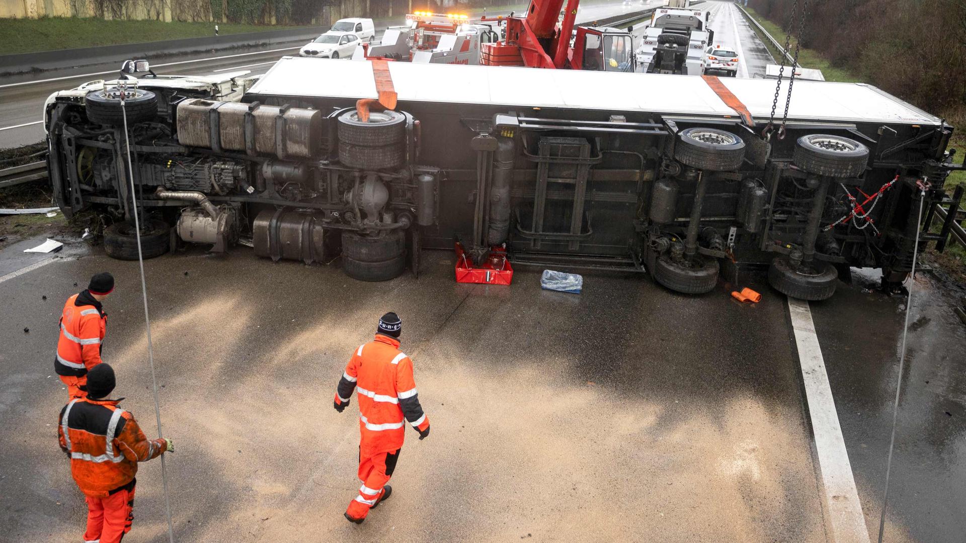 Unfall Auf A4 Bei Friedewald: Leitplanke Wickelt Sich Um Lkw-Achse ...