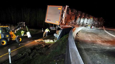 Umgekippter Lkw in der Nacht auf der Autobahn