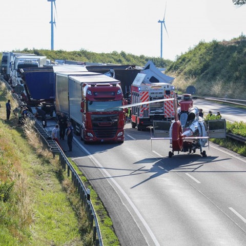 A4 Nach Lkw Unfall Bei Bad Hersfeld Fur 13 Stunden Gesperrt Hessenschau De Panorama