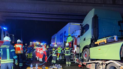 Einsatzkräfte an der Unfallstelle auf der A7