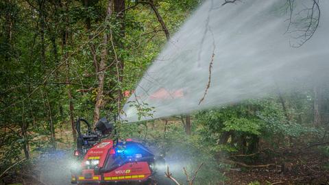 Der Löschroboter, auch taktischer Einsatzroboter, simuliert einen Löscheinsatz im Wald. 