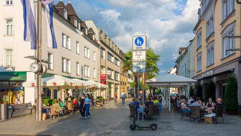 Blick in die Fußgängerzone Louisenstraße in Bad Homburg