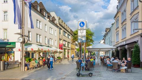 Blick in die Fußgängerzone Louisenstraße in Bad Homburg