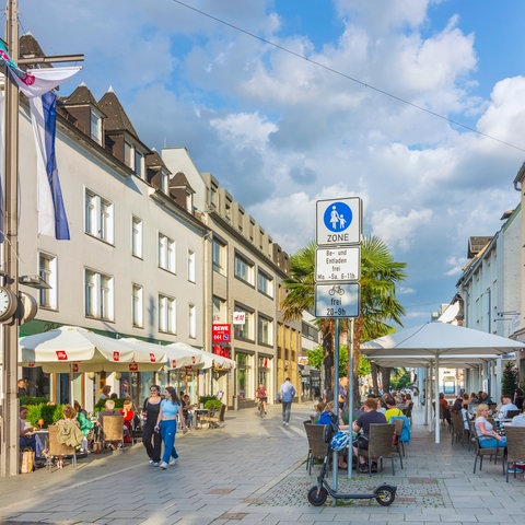 Blick auf die Fußgängerzone Louisenstraße in Bad Homburg