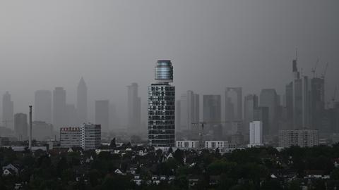 Ein Dunst liegt über Frankfurt.