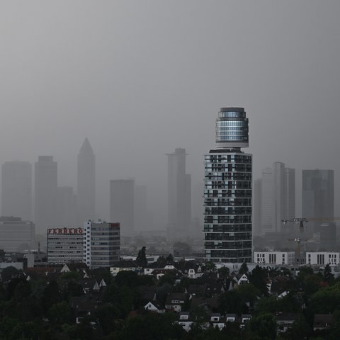 Ein Dunst liegt über Frankfurt.