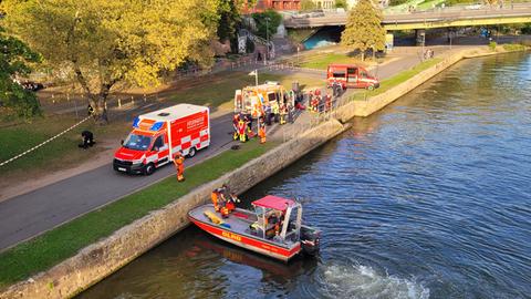 Autos am Ufer, ein Boot auf dem Wasser