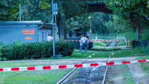 Absperrband rund um die DLRG-Station am Mainufer.