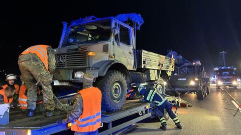 Verunglücktes Bundeswehr-Fahrzeug auf A7 bei Malsfeld