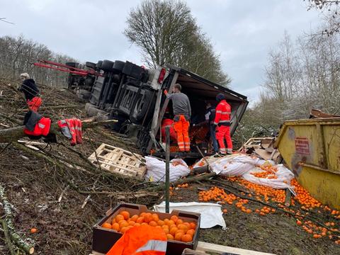 Die Mandarinen aus dem verunglückten Lkw wurden eingesammelt