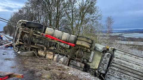 Der verunglückte Lastwagen auf der A3 bei Idstein